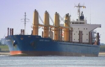 Handysize bulk carrier at sea 
